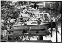 401372 Afbeelding van pleziervaartuigen aan de aanlegsteiger in de Stadsbuitengracht ter hoogte van het Geertebolwerk ...